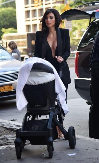 Kim Kardashian göğüs dekoltesiyle yürekleri hoplattı...