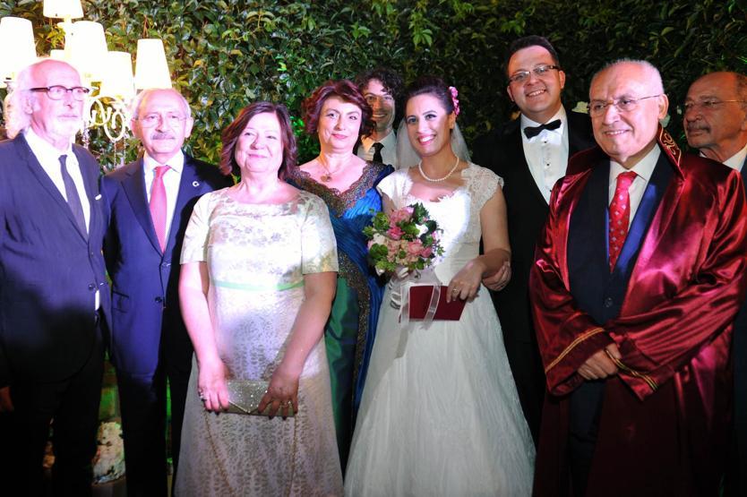 Mumcu ailesinin mutlu günü