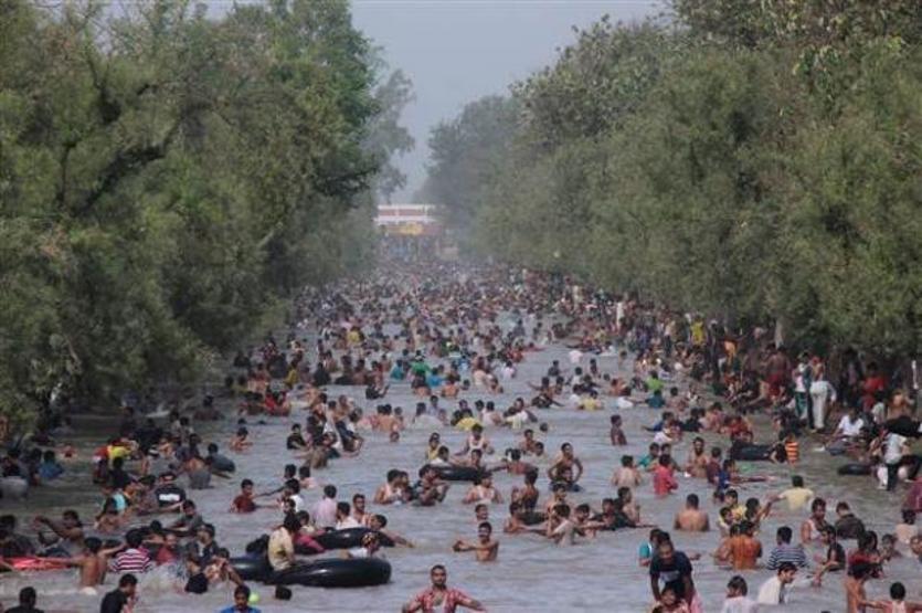 Pakistanlılar su kanalında serinliyor