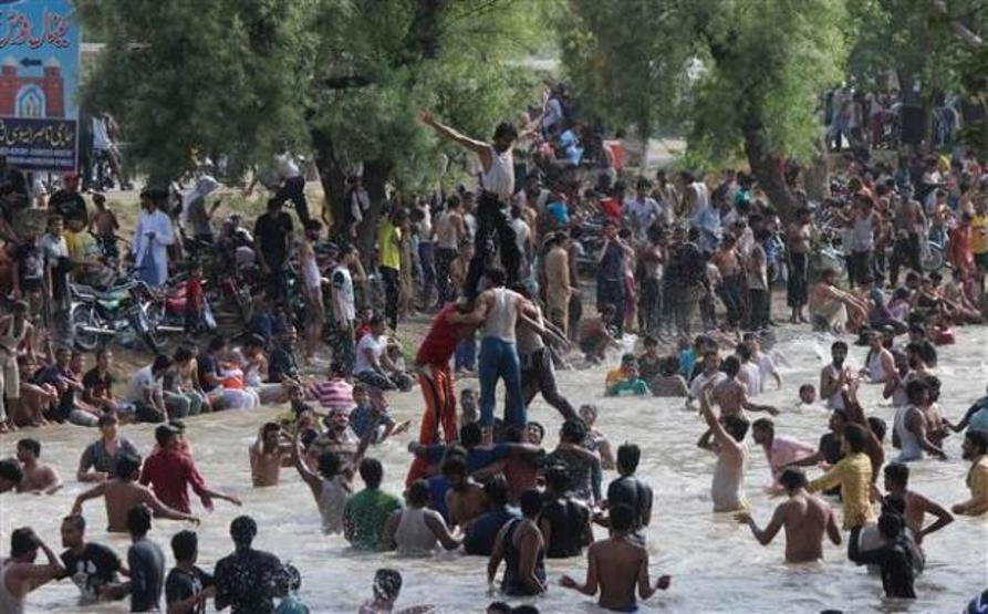 Pakistanlılar su kanalında serinliyor