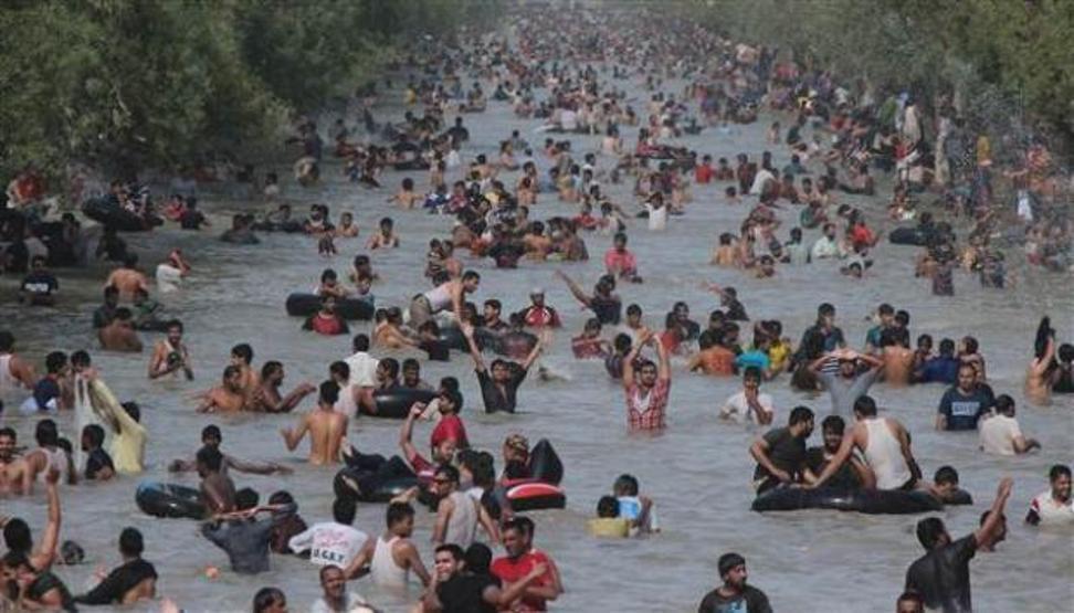 Pakistanlılar su kanalında serinliyor