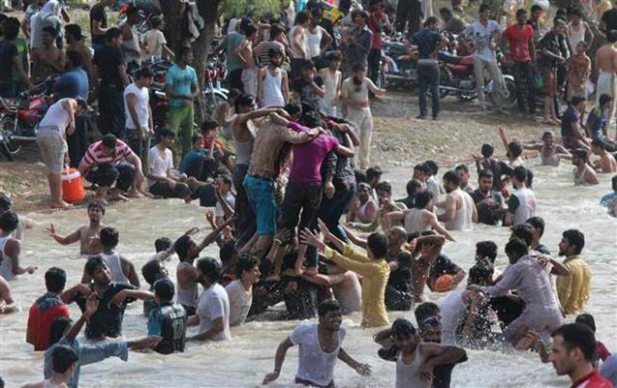 Pakistanlılar su kanalında serinliyor