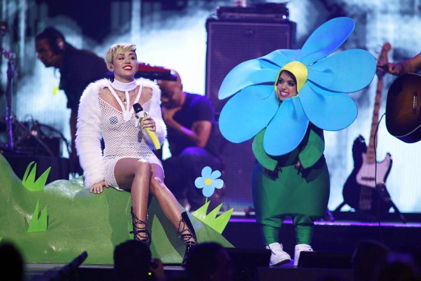 Miley Cyrustan olay yaratan kıyafet