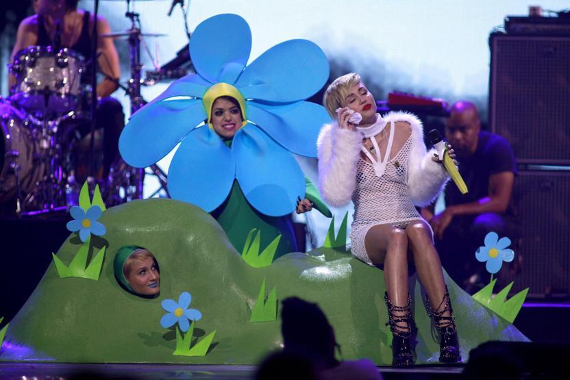 Miley Cyrustan olay yaratan kıyafet