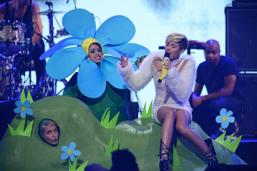 Miley Cyrustan olay yaratan kıyafet