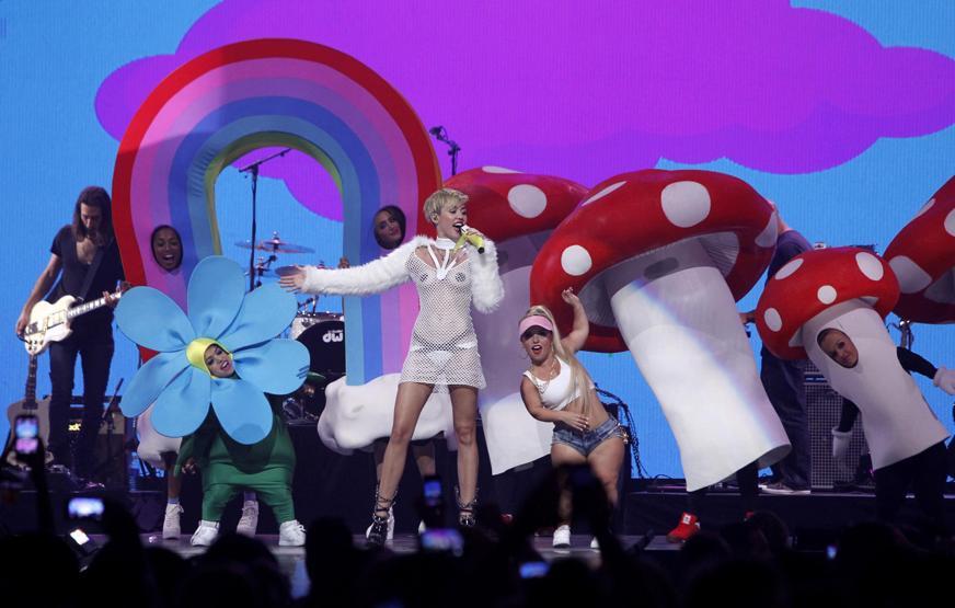 Miley Cyrustan olay yaratan kıyafet