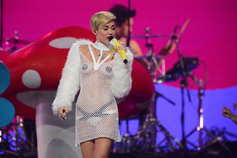 Miley Cyrustan olay yaratan kıyafet
