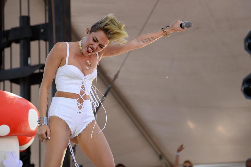 Miley Cyrustan olay yaratan kıyafet