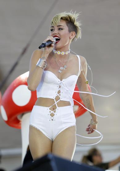 Miley Cyrustan olay yaratan kıyafet