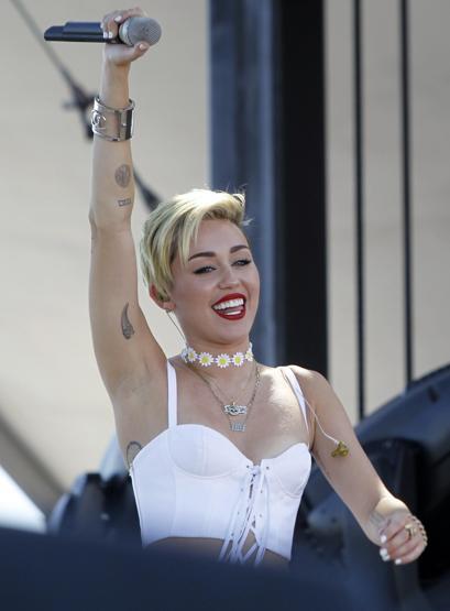 Miley Cyrustan olay yaratan kıyafet