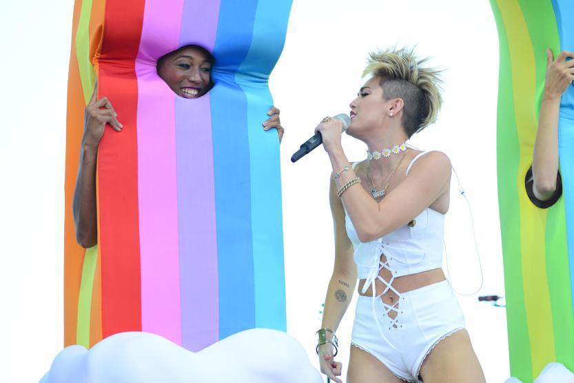 Miley Cyrustan olay yaratan kıyafet