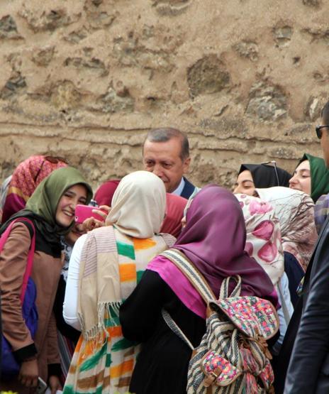 Erdoğan, genç kızlarla hatıra fotoğrafı çektirdi