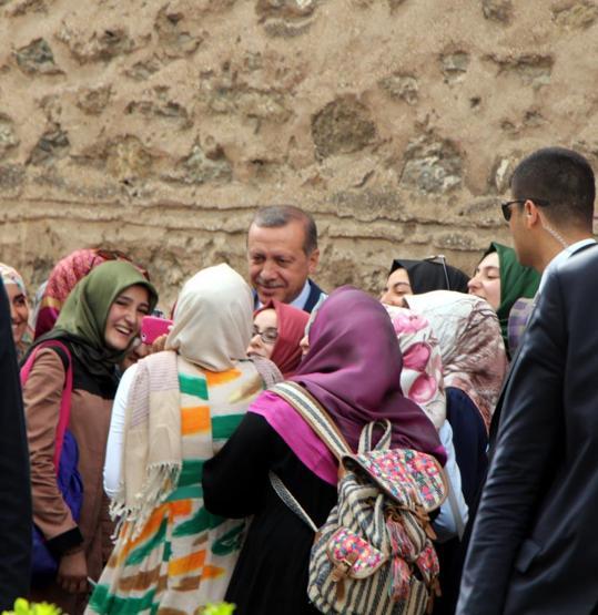 Erdoğan, genç kızlarla hatıra fotoğrafı çektirdi