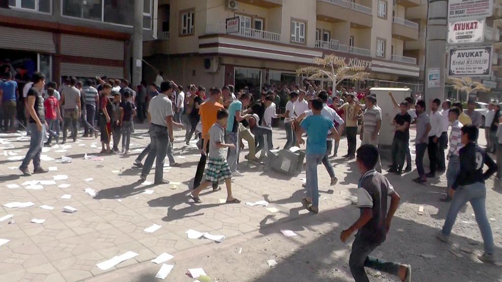 DEDAŞ binasını ateşe verdiler