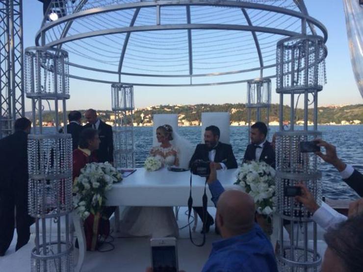 Petek Dinçöz evlendi