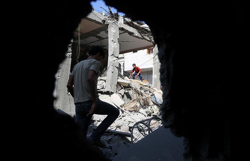 İsrail Gazzeye bomba yağdırıyor