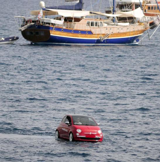 Yüzen otomobiller şov yaptı