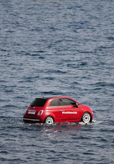 Yüzen otomobiller şov yaptı