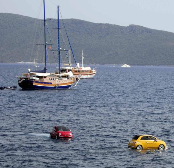 Yüzen otomobiller şov yaptı