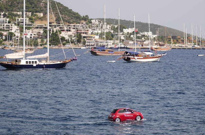 Yüzen otomobiller şov yaptı