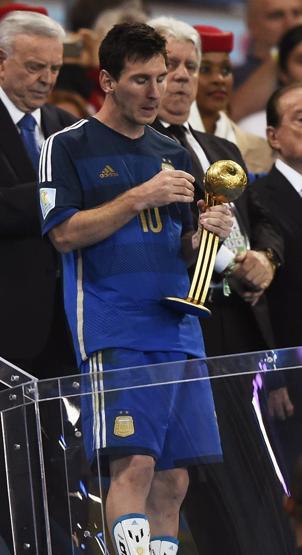 Messi aldığı ödüle bile sevinemedi