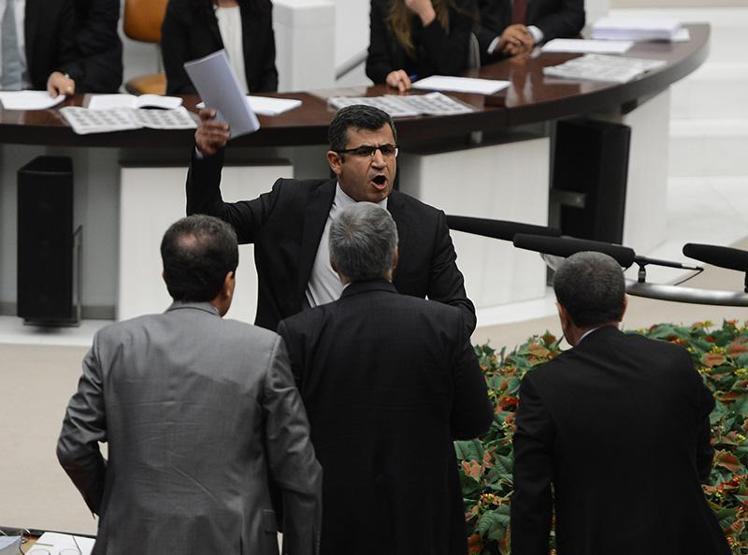 Mecliste torba yasa kitaplı kavga