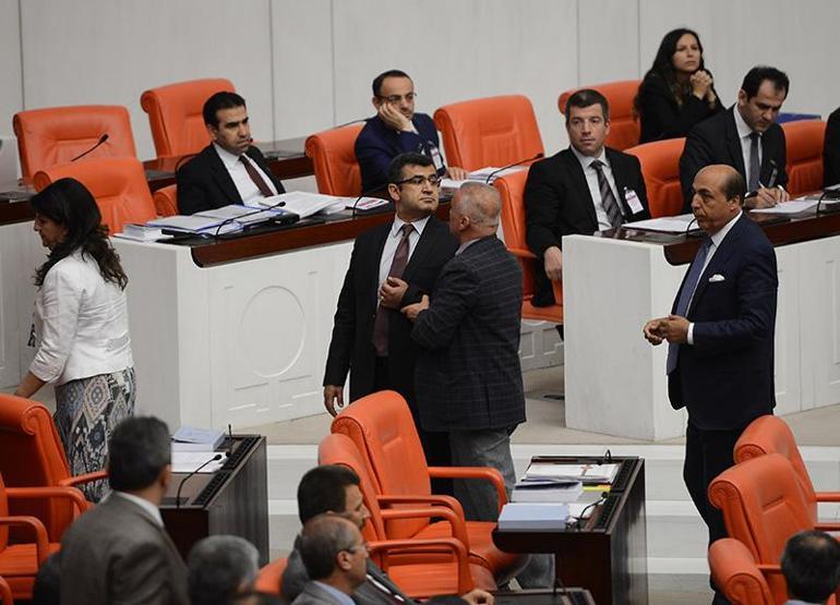 Mecliste torba yasa kitaplı kavga