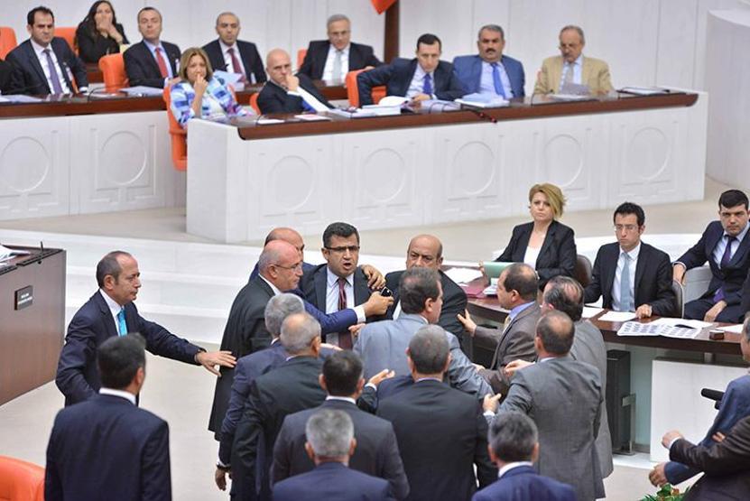 Mecliste torba yasa kitaplı kavga