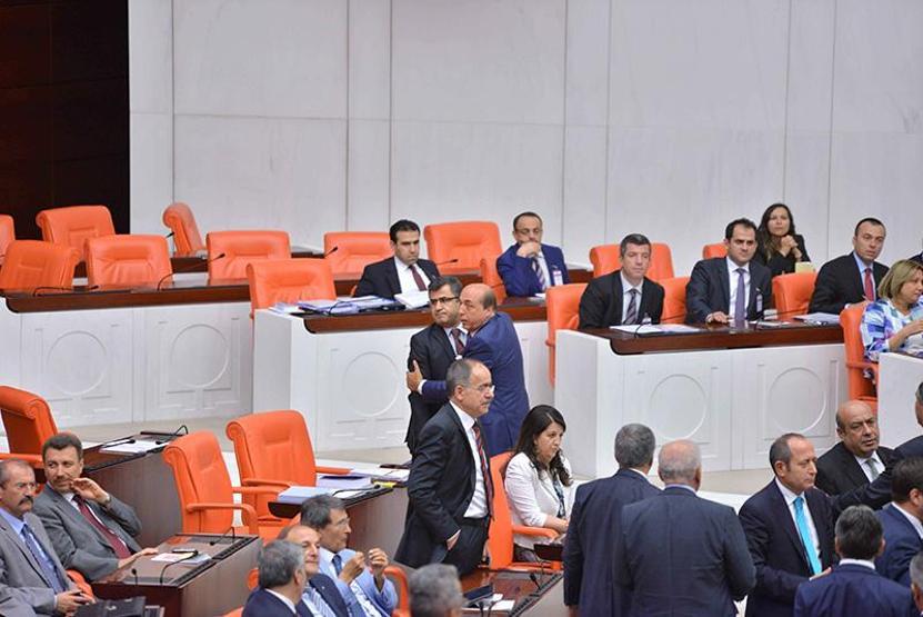 Mecliste torba yasa kitaplı kavga