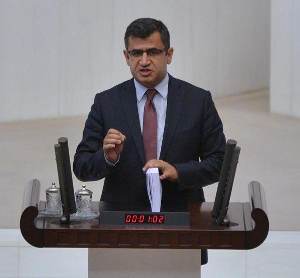 Mecliste torba yasa kitaplı kavga