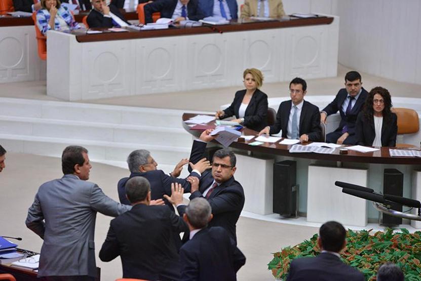 Mecliste torba yasa kitaplı kavga