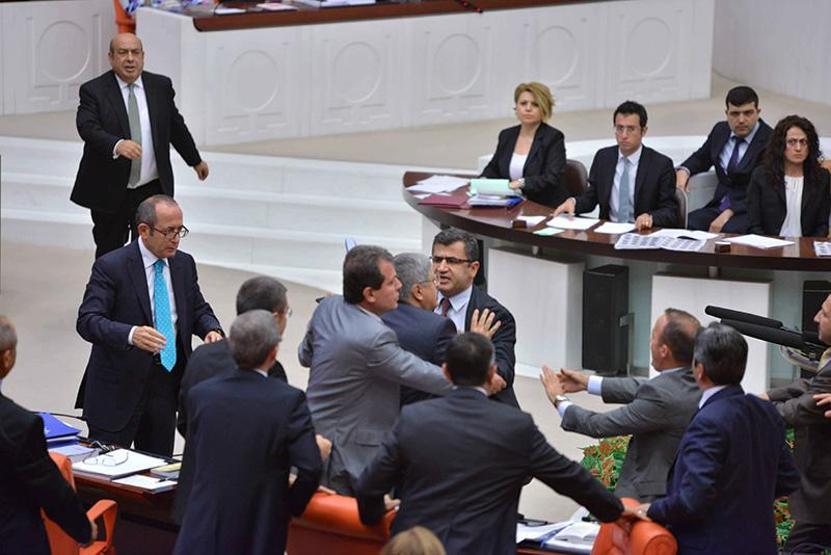 Mecliste torba yasa kitaplı kavga