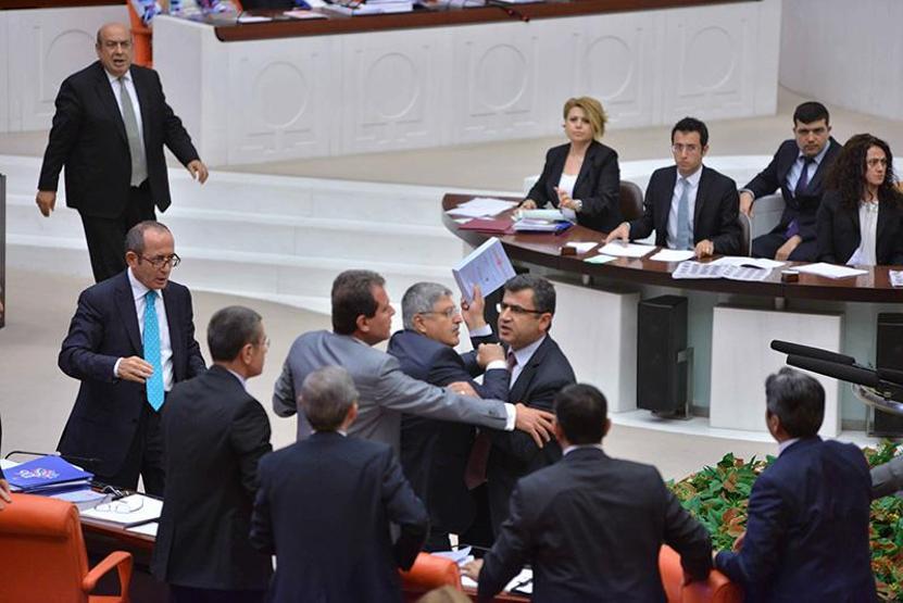Mecliste torba yasa kitaplı kavga