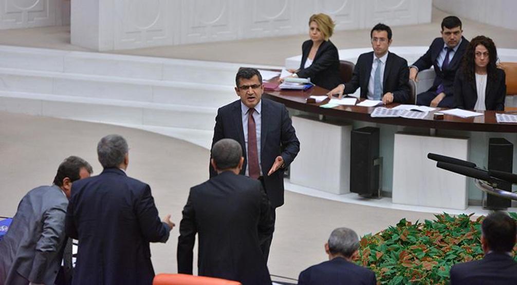 Mecliste torba yasa kitaplı kavga