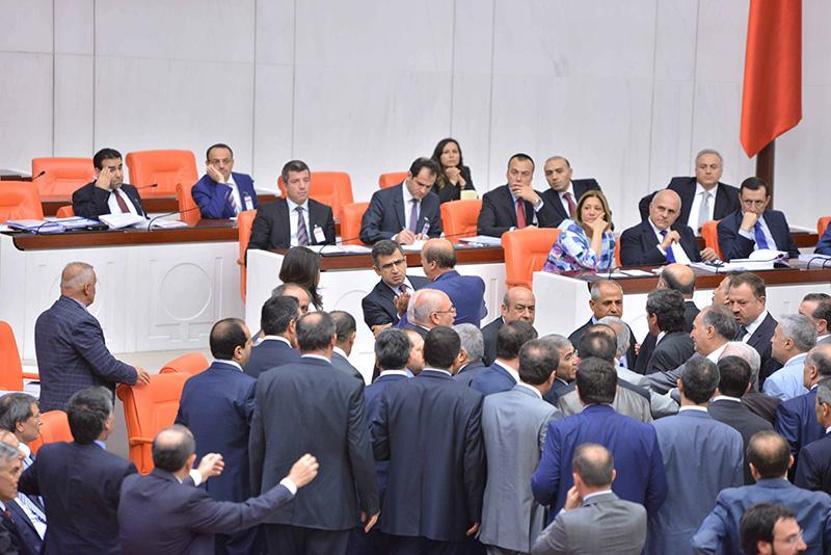 Mecliste torba yasa kitaplı kavga