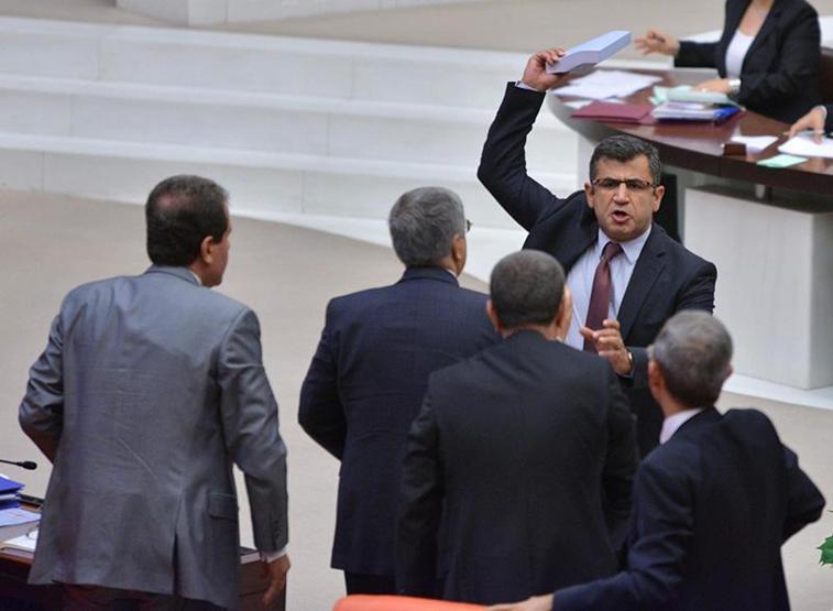 Mecliste torba yasa kitaplı kavga