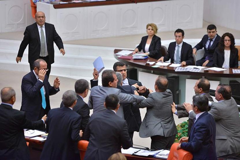 Mecliste torba yasa kitaplı kavga