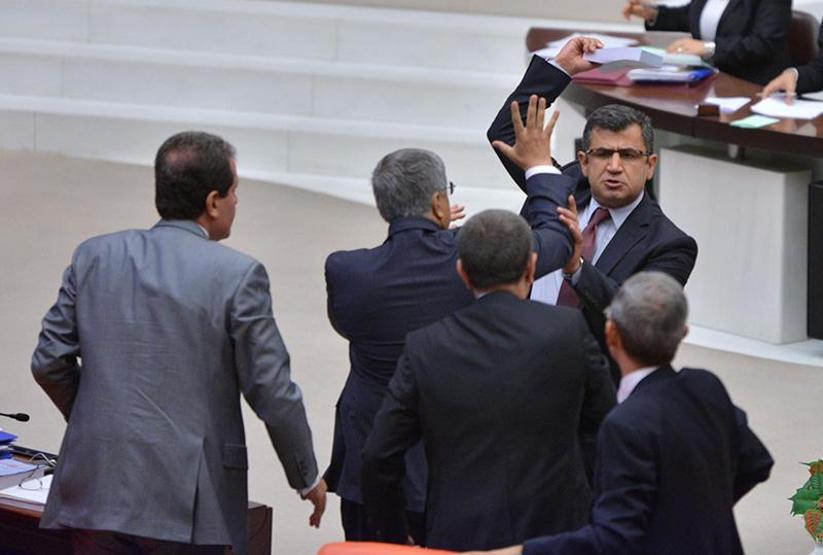 Mecliste torba yasa kitaplı kavga