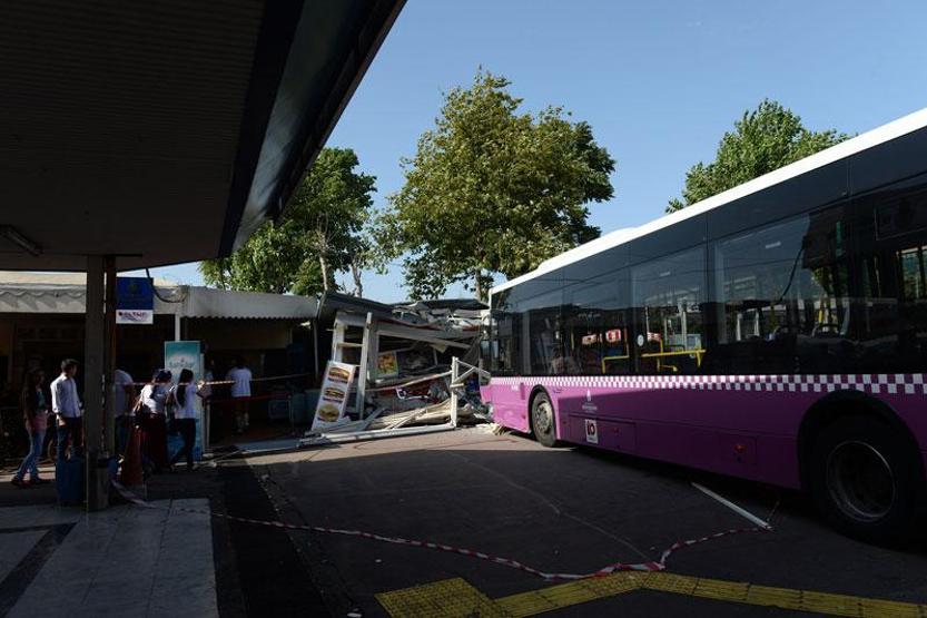 İETT otobüs durağına daldı