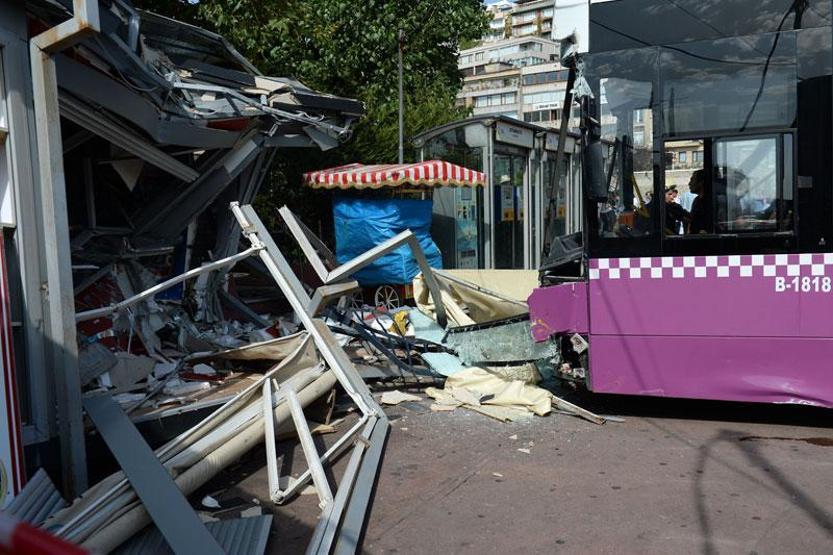 İETT otobüs durağına daldı