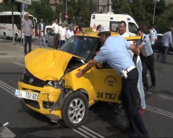 İETT otobüs durağına daldı