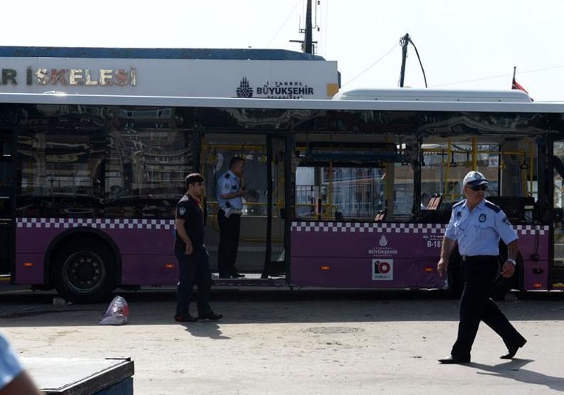 İETT otobüs durağına daldı