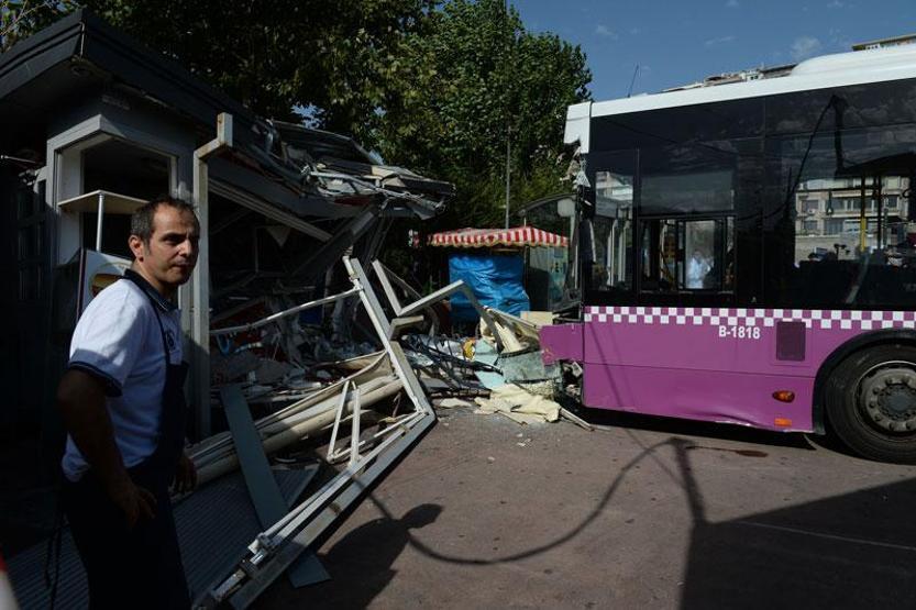 İETT otobüs durağına daldı