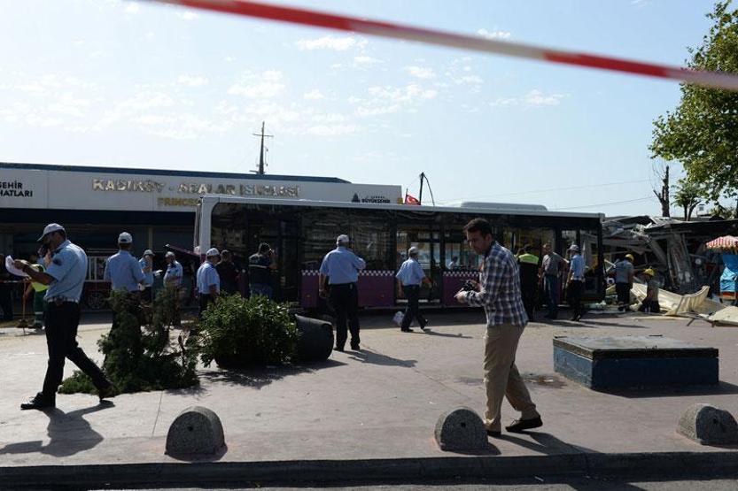 İETT otobüs durağına daldı