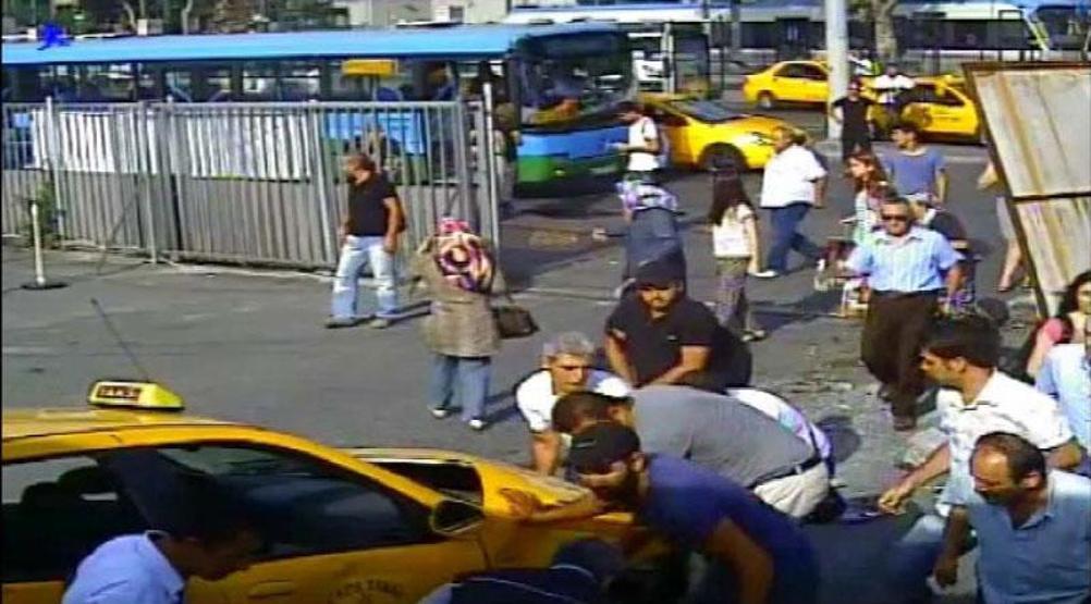 İETT otobüs durağına daldı