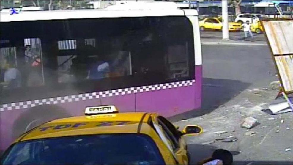 İETT otobüs durağına daldı