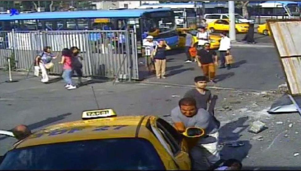 İETT otobüs durağına daldı