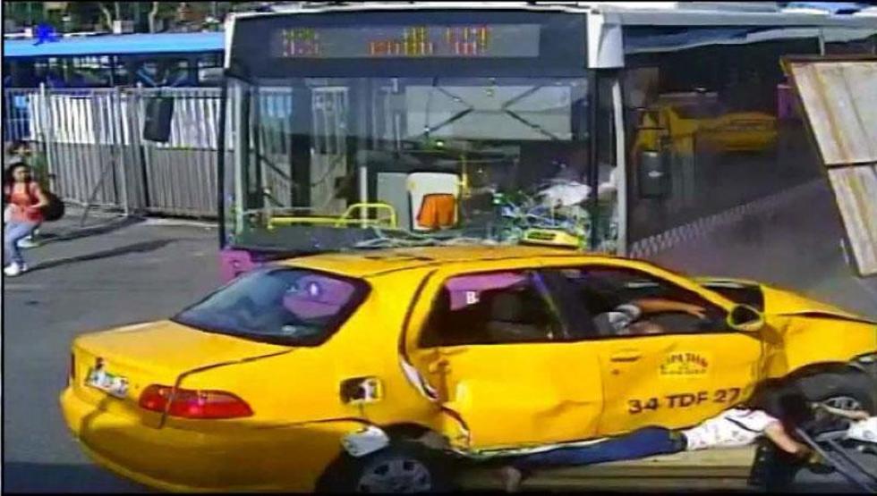 İETT otobüs durağına daldı