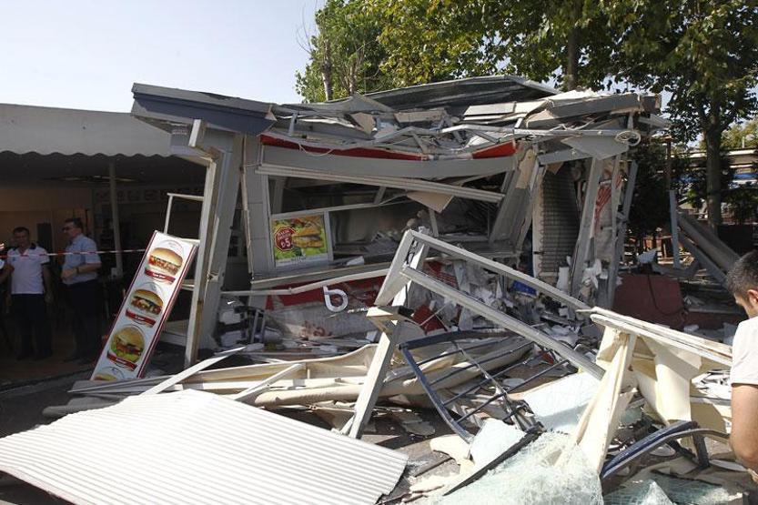 İETT otobüs durağına daldı