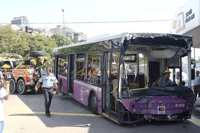 İETT otobüs durağına daldı